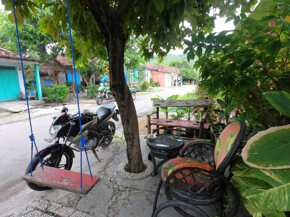 Owl Hostel Karimunjawa Exterior photo
