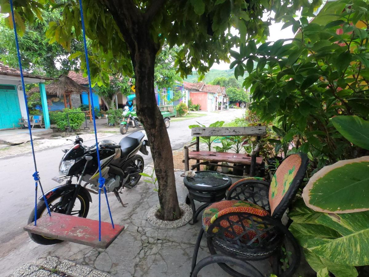Owl Hostel Karimunjawa Exterior photo